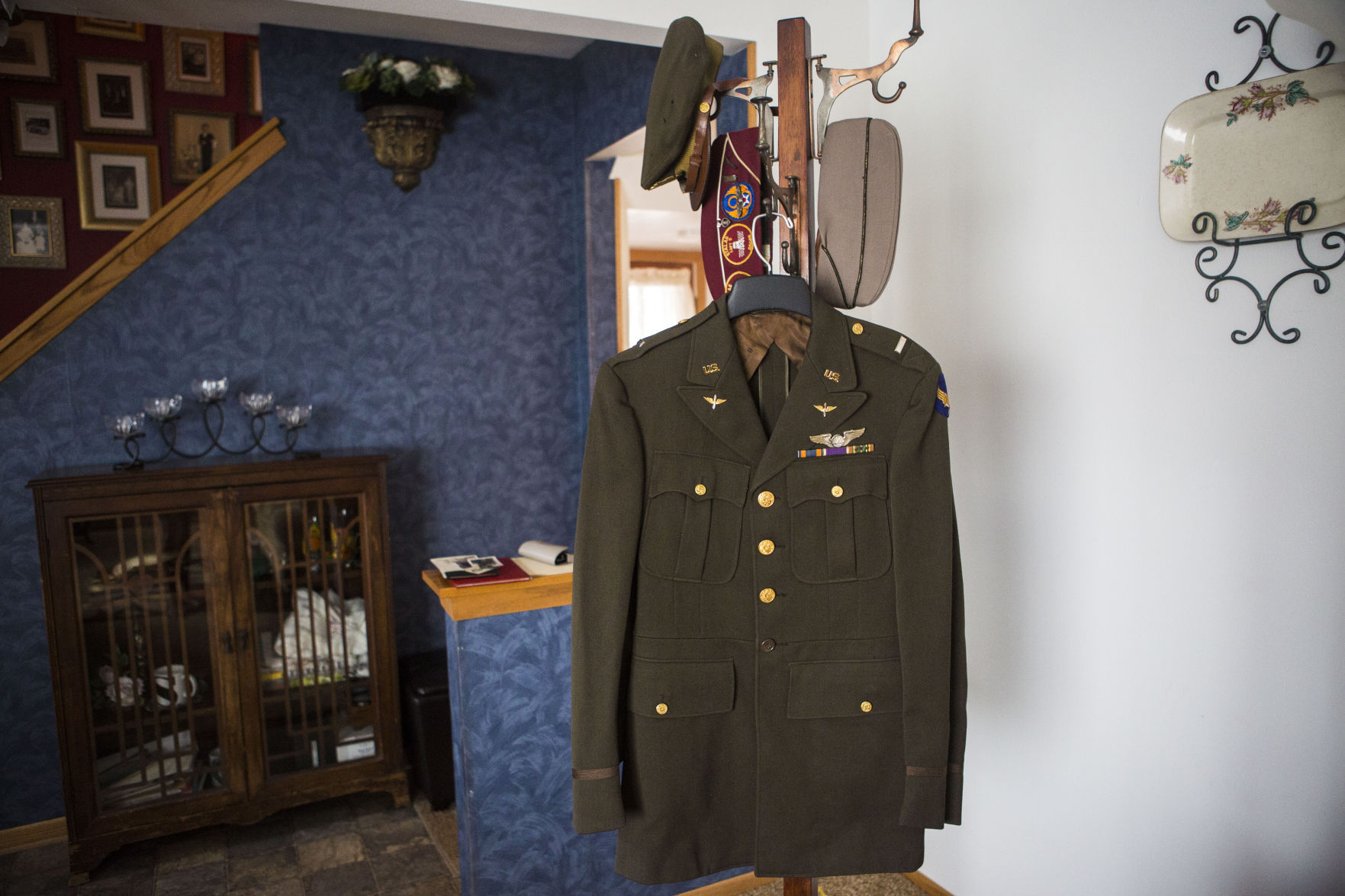 083116-capt-nws-coverphoto-uniform